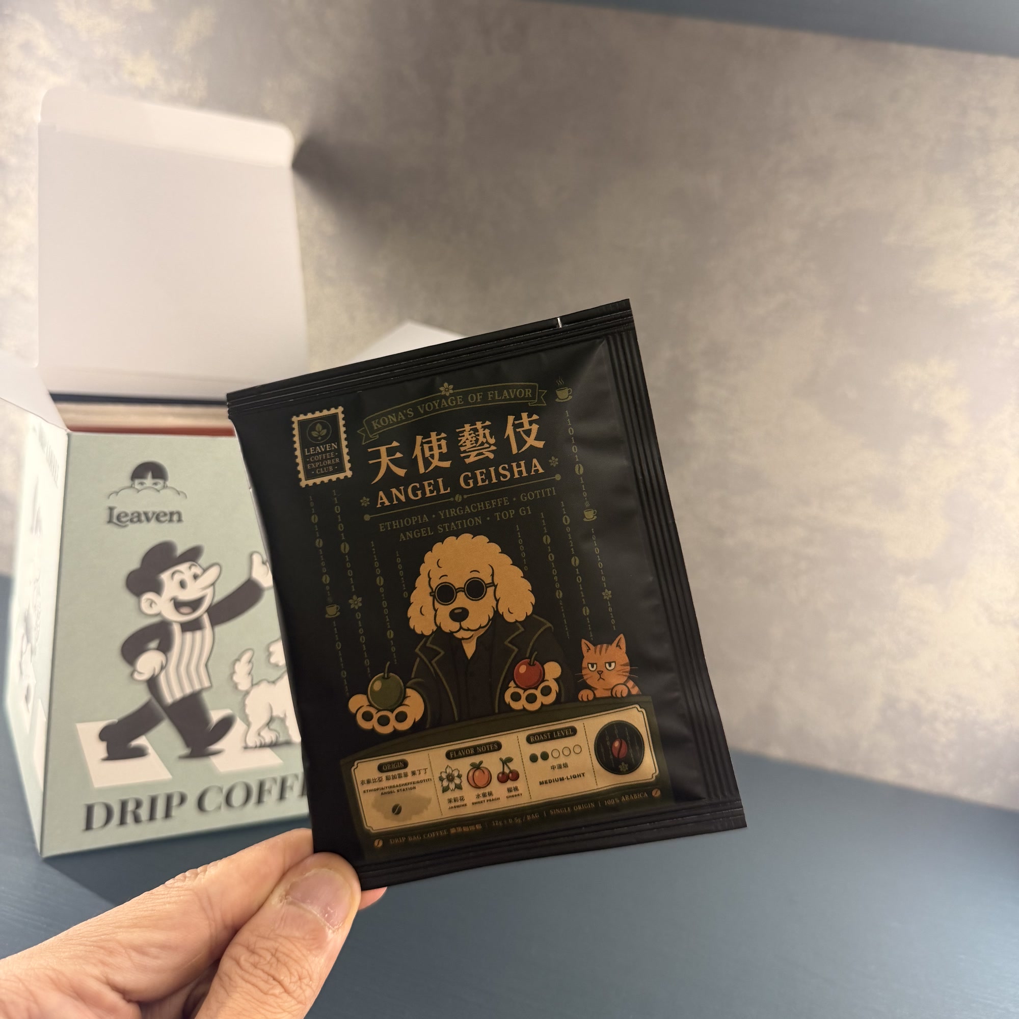 手持天使藝伎單包與樂坊濾掛禮盒實拍，示範單包大小；實際下單以所選豆款為準