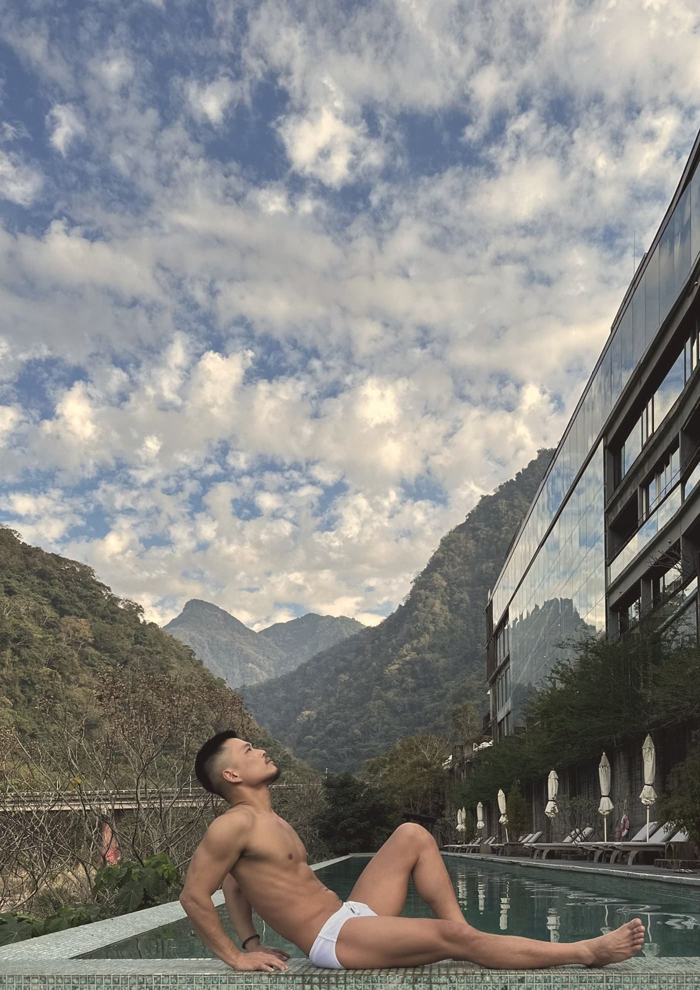 霸道人夫在山間旅宿的泳池邊