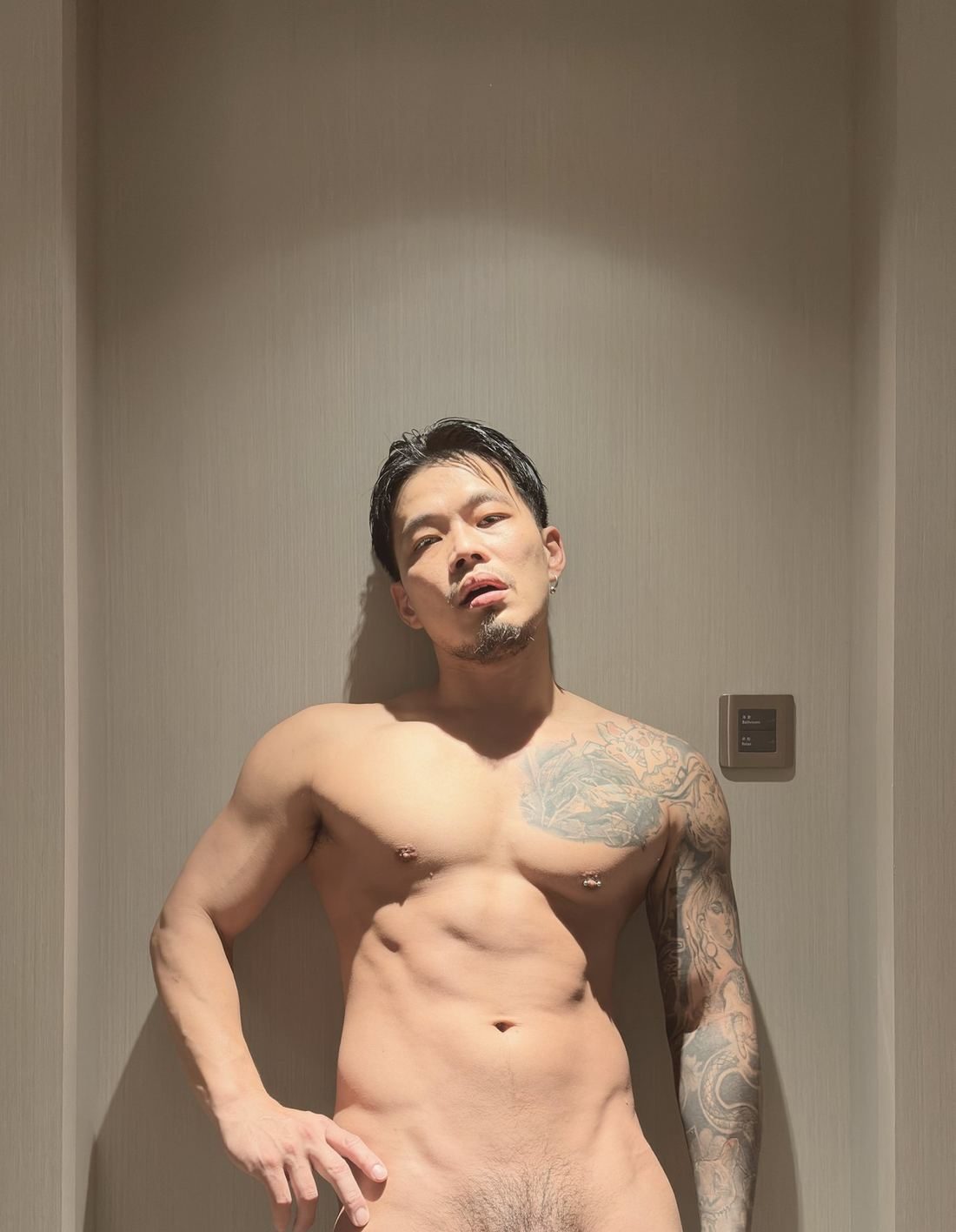 霸道人夫靠在房間牆邊