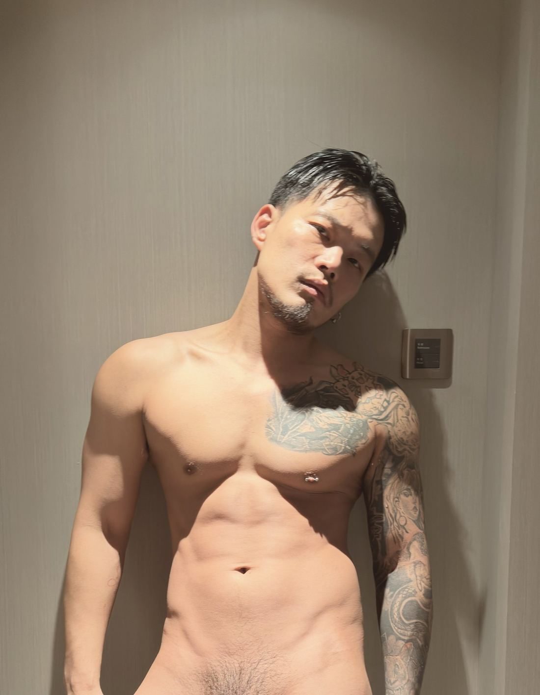 霸道人夫側頭靠牆