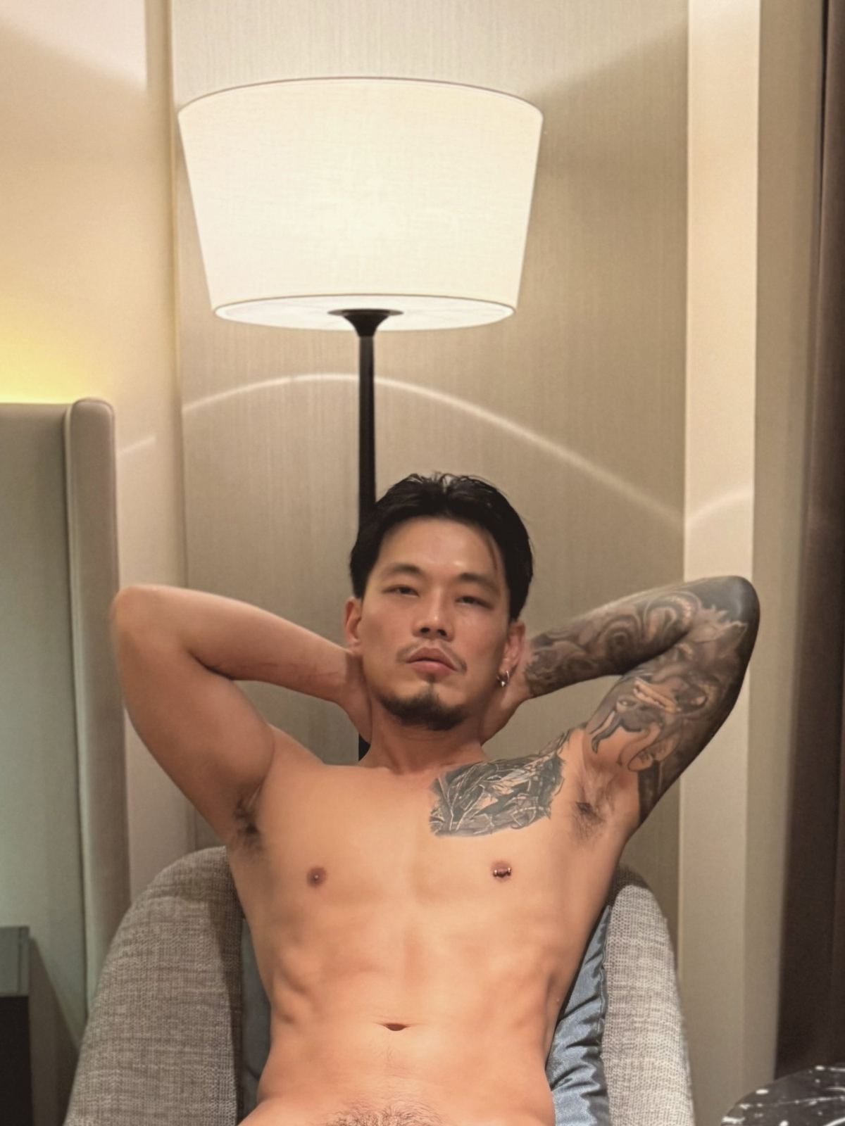 夜裡靠在沙發上的霸道人夫