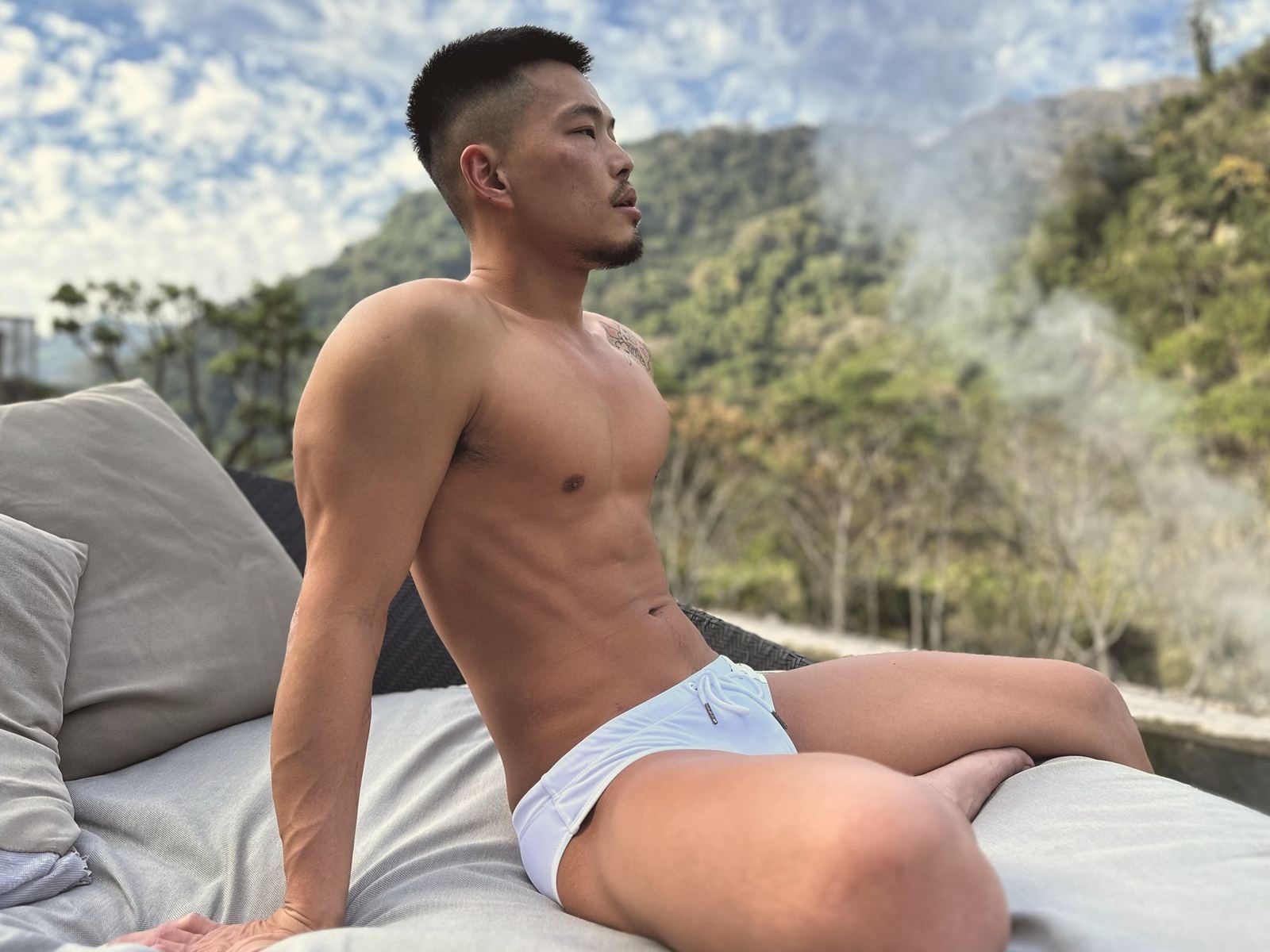 霸道人夫坐在山景露台的躺椅上