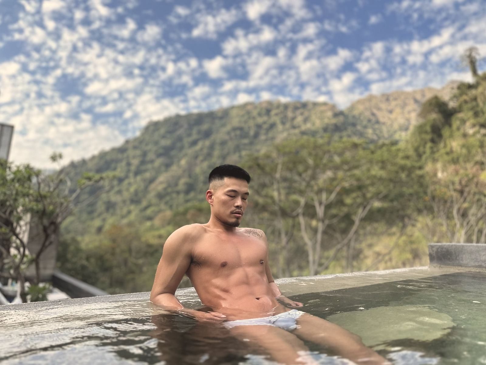 霸道人夫泡在山景溫泉池中